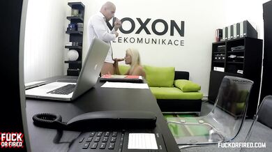 A la dulce Cat se la follan en el sofá de la oficina