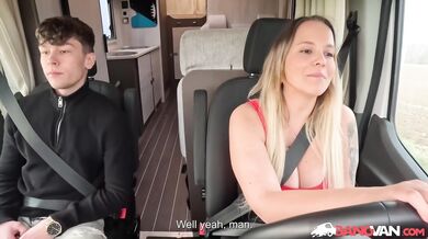 Prsnatá česká MILF Jennifer Mendez divoko jazdí v dodávke
