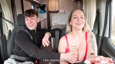 Prsnatá česká MILF Jennifer Mendez divoko jazdí v dodávke