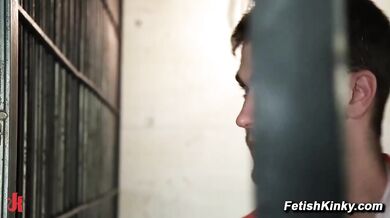 Kyprá blondýnka šuká svalnatého chlapa, zatímco jí paroháč uctívá nohy