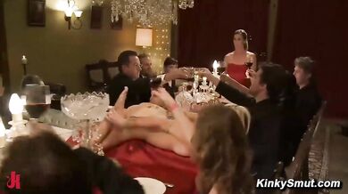 Blondine erträgt Seilbondage und Gruppenspiele auf einer Dinnerparty