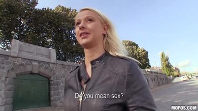 Dievča z ulice jebe cudzinca za rýchly prachy