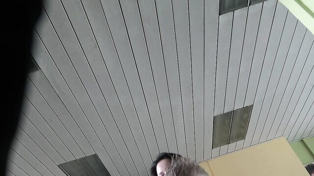 Nadržaný chlap prekvapí kaderníčku tvrdým penisom