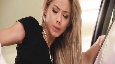 Sexi MILF Veronica Leal jebe v Tesle!