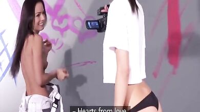 Lesbianas amateurs apasionadas mientras pintan una habitación