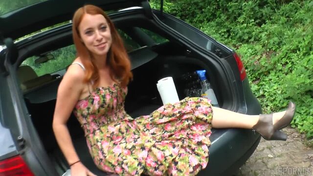 Zrzka si užívá masturbaci v kufru