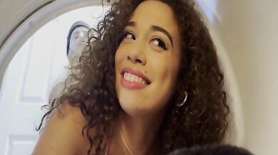 Kudrnatá kráska Willow Ryder uvízla v pračce