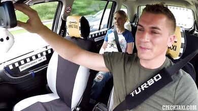 Blondínka jebe taxikára v taxíku