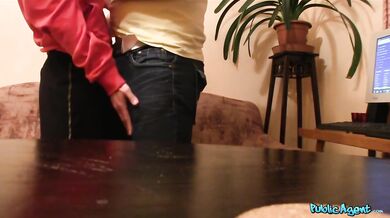 Opravář počítačů šuká zoufalou ženu