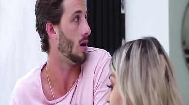 Kayla Kayden předvádí své nohy!