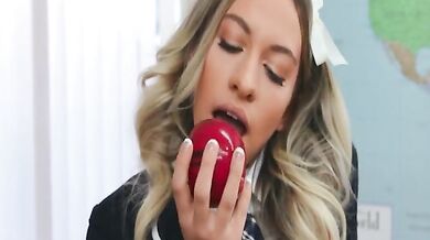 ¡La colegiala Khloe Kapri sólo piensa en la polla de su profesor en su boca y en su coño!