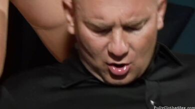 Šukanie v kancelárii!