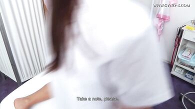 Gynekoložka a zdravotní sestra se starají o pacientku