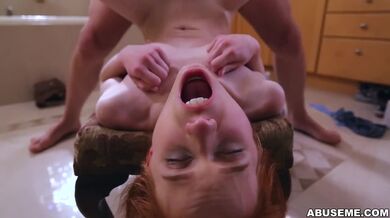 Pequeña pelirroja follada por enorme polla - Dolly Little