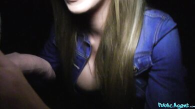 Follando con una rubia tetona en público por la noche