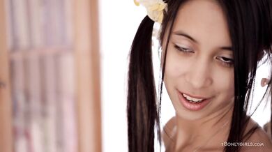 Paula Shy plays with her pussy