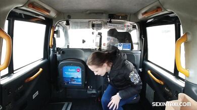 Nicole Love sa vyzlečie v taxíku