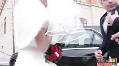 Un marido deja que un amigo se folle a su mujer vestida de novia