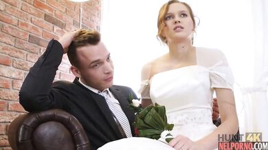 Un marido deja que un amigo se folle a su mujer vestida de novia