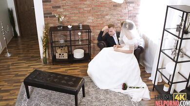 Un marido deja que un amigo se folle a su mujer vestida de novia