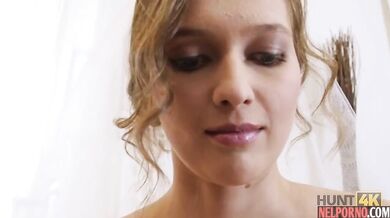 Un marido deja que un amigo se folle a su mujer vestida de novia