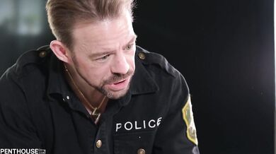 Dva sexy zlodějky píchají policisty