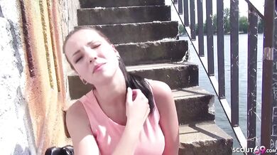 Německá kočka Jolee Love šuká na veřejnosti