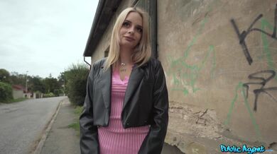 Teen blondýnka šuká venku s Public Agentem