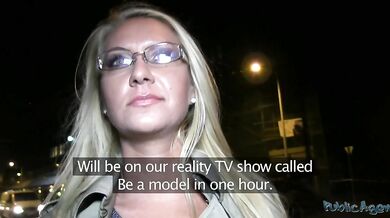 MILF blondínka Jessy Tiger jebe Public Agenta