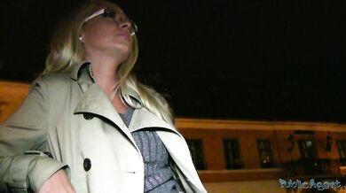 MILF blondínka Jessy Tiger jebe Public Agenta