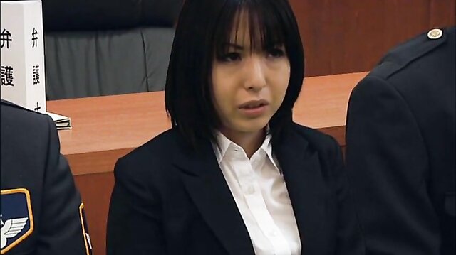 Japanerin wird in Dessous gefesselt