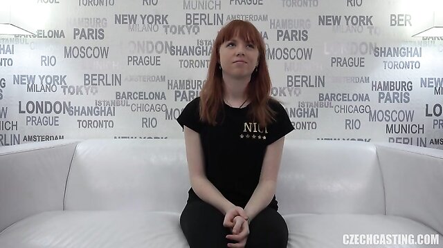 Niki spielt beim Casting mit einem anderen Mädchen in einem Dreier