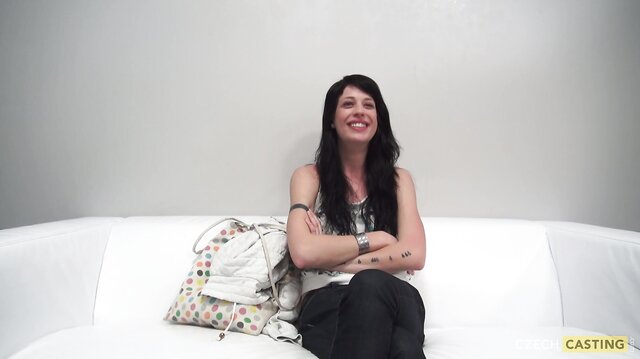 Denisa wird bei Czech Casting gefingert