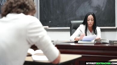 Professor Seduces Her Favorite Student With A Wild Pussy Pounding Ride