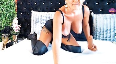 Busty MILF Inanna Ishtar Fucks Her Pussy With A Dildo On Live Cam