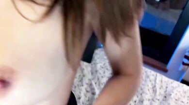 Rosyjska para amatorów rżnie się i obciąga na kamerce, a kończy wytryskiem na twarz