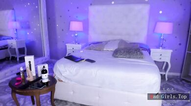 Latina kočka provokuje v detaile svojimi obrovskými prírodnými prsiami