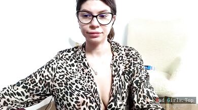Prsatá MILF s okuliarmi ukazuje na webkamere svoje prírodné prsia