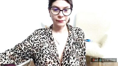 Prsatá MILF s okuliarmi ukazuje na webkamere svoje prírodné prsia