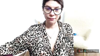 Prsatá MILF s okuliarmi ukazuje na webkamere svoje prírodné prsia
