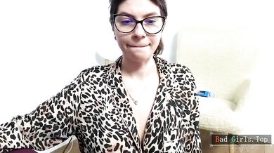 Prsatá MILF s okuliarmi ukazuje na webkamere svoje prírodné prsia