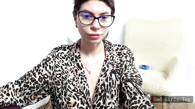 Prsatá MILF s okuliarmi ukazuje na webkamere svoje prírodné prsia