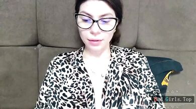 Prsatá MILF s okuliarmi ukazuje na webkamere svoje prírodné prsia