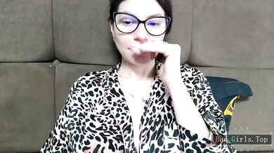 Prsatá MILF s okuliarmi ukazuje na webkamere svoje prírodné prsia