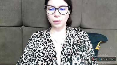 Prsatá MILF s okuliarmi ukazuje na webkamere svoje prírodné prsia