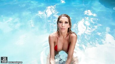Latynoska MILF Kayla Carrera masturbuje się przy basenie w czerwonym bikini