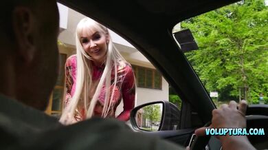 Blondynka bimbo dostaje creampie