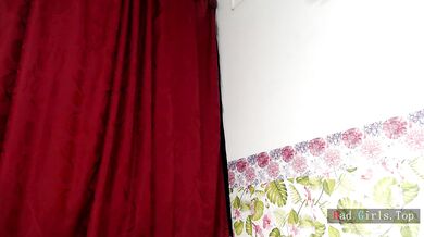 Cycata laska na kamerce pokazuje swój ogromny tyłek i cycki