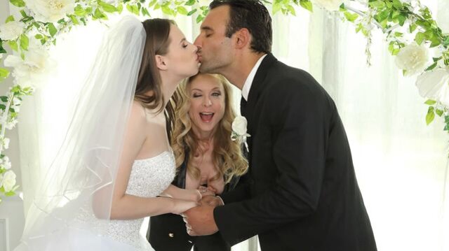 Jillian Janson und Nina Hartley teilen sich ein anales Vergnügen mit einem Rimjob als Finale