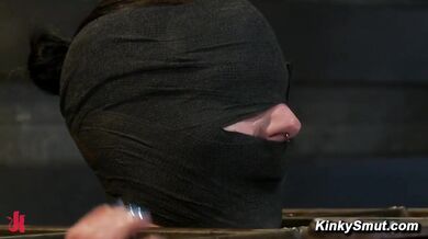 Katharine Cane z zawiązanymi oczami zamknięta w klatce i bita rózgą po stopach, aż dojdzie